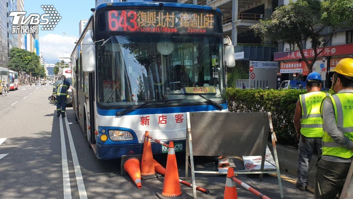 快訊／北市中山區公車衝撞施工告示牌　1大2小送醫