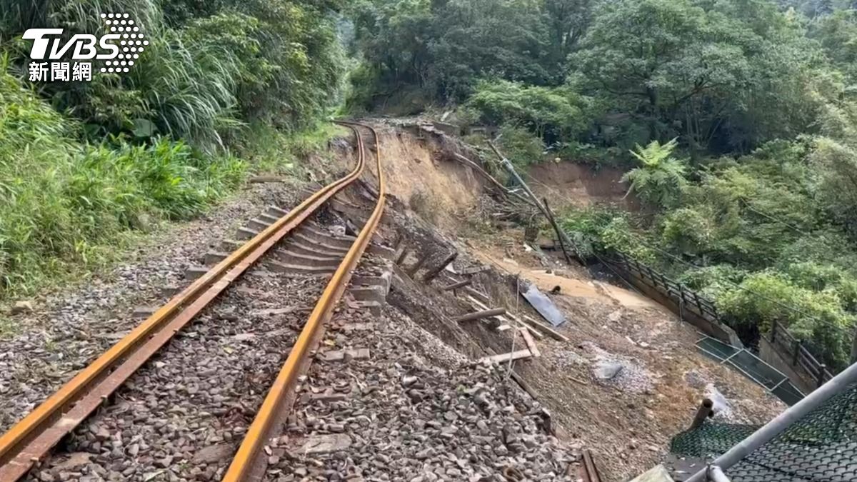 強降雨邊坡滑動!台鐵平溪線「全線停駛99天」 公路接駁一次看