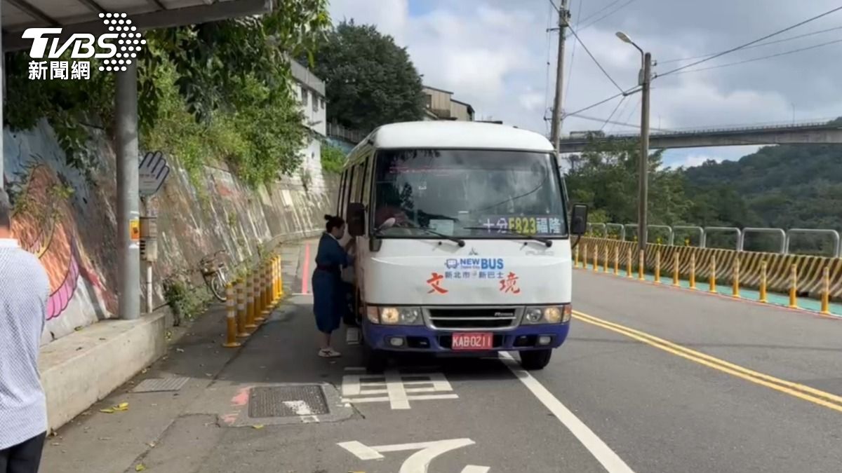 平溪線鐵路全線停駛99天,公路接駁替代接駁。(圖/TVBS)