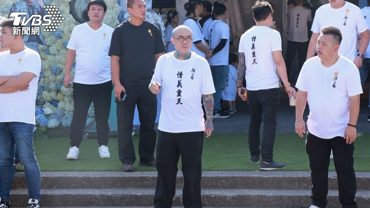 直擊/鋼鐵爸送走兄弟顏正國「下週送媽媽」 哭喊:老天爺為何這麼對我