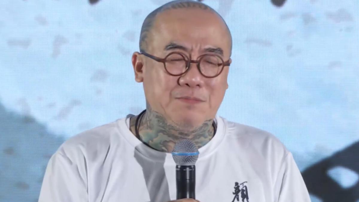 阮橋本致詞時不斷流淚。(圖/翻攝自顏正國臉書)