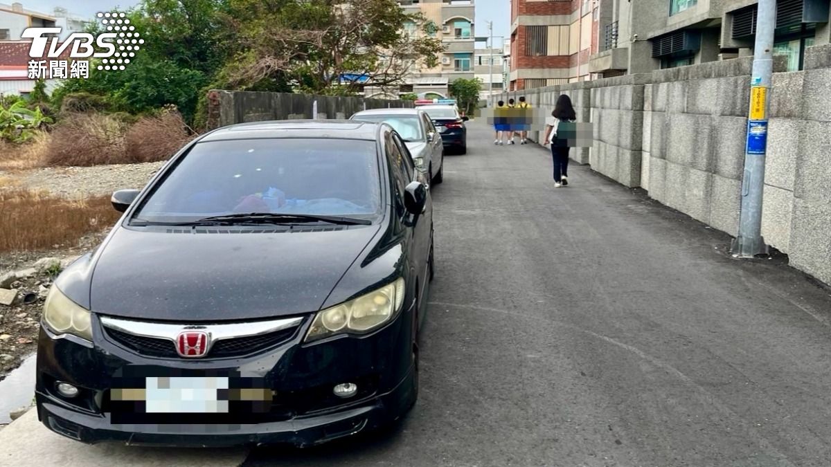 台東某國中旁車輛疑遭不明人士亂槍射擊。(圖/TVBS)