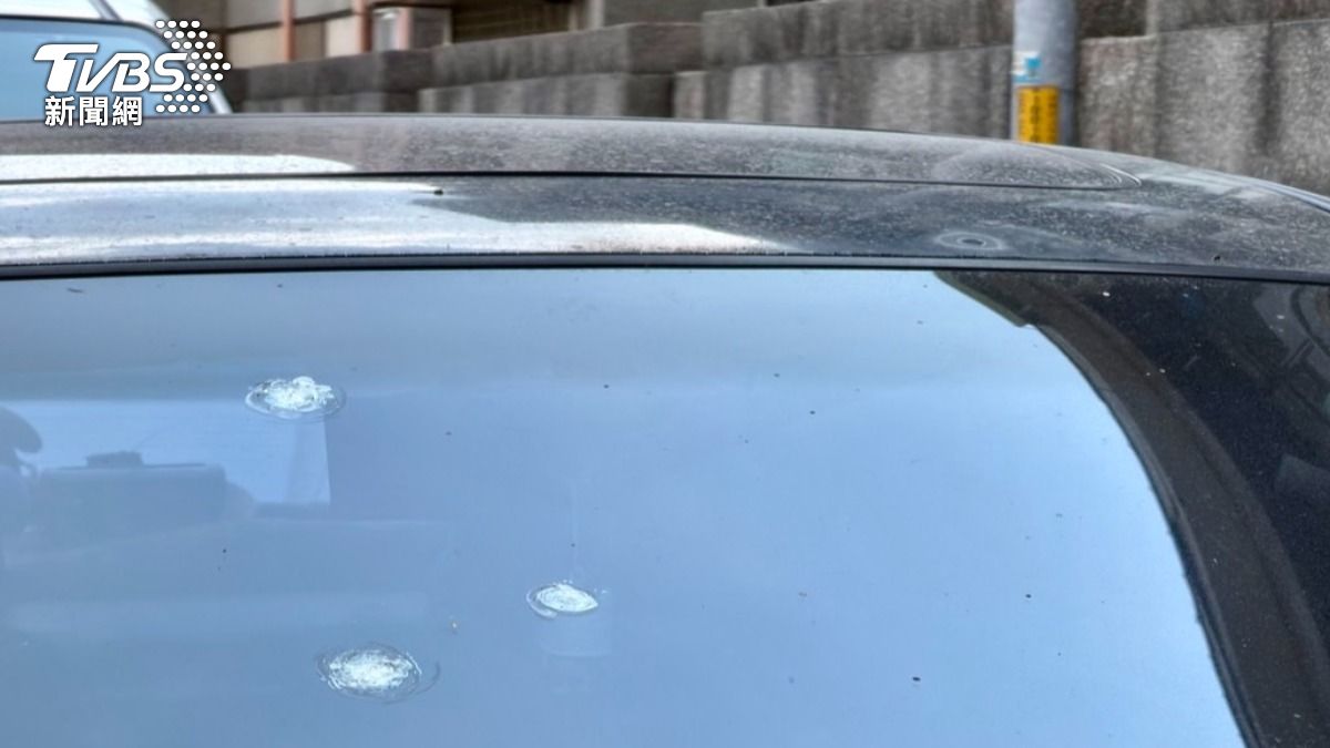 台東某國中旁的車輛擋風玻璃疑遭人用彈弓或空氣槍破壞,警方正循線調查中。(圖/TVBS)