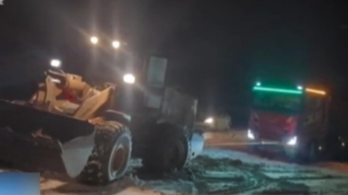 新疆降下破紀錄特大暴雪,多輛貨車拋錨困在國道上。(圖/大陸央視新聞)