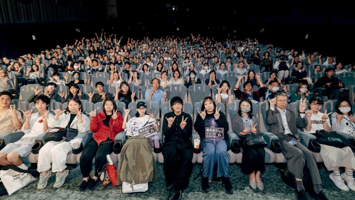 藤井道人《港口天光》與全場粉絲合影。(圖/金馬執委會提供)