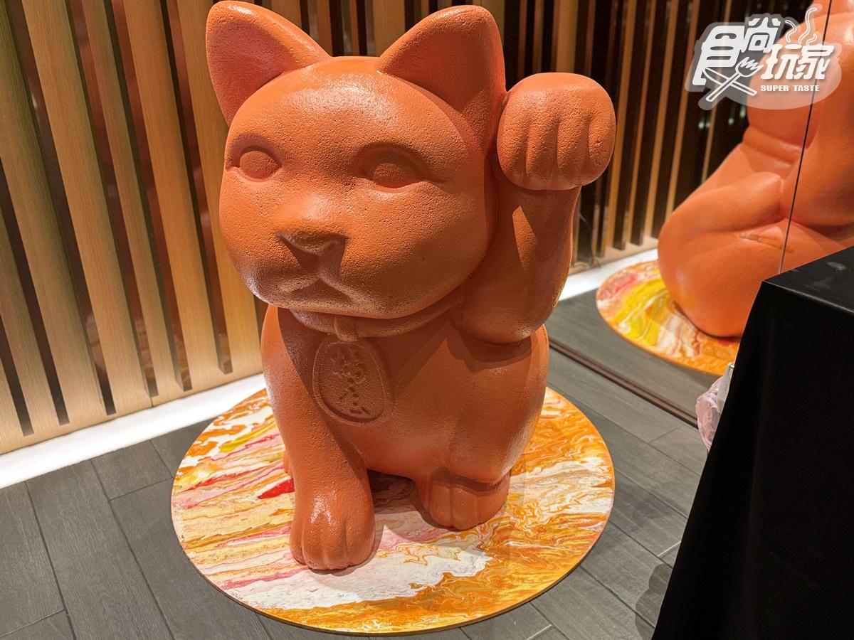 店內以品牌主色調「橘色」打造專屬的「開運橘貓」,將日本招財貓融入套餐中。(圖/食尚玩家)