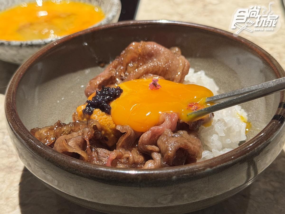 「月見醬燒飯」以壽喜燒醬汁煎煮粉嫩和牛片切,配上新鮮海膽、魚子醬與生蛋黃。(圖/食尚玩家)