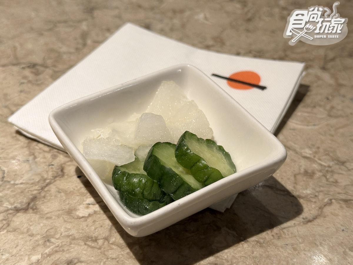 套餐另附2款自製醃漬小菜,如柚香蘿蔔與清爽小黃瓜,風味清新開胃,可平衡整體味蕾層次。(圖/食尚玩家)