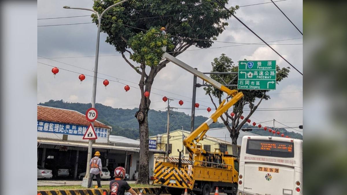 鳳凰颱風估穿中南部!台電假日忙翻 急喊快做5事:小心觸電