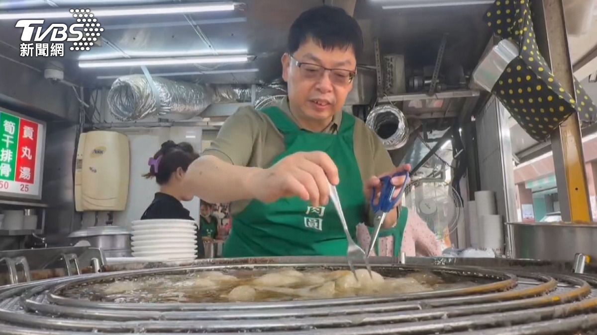 彰化知名爌肉飯及肉圓業者在溫體豬肉恢復供應後連夜趕工。(圖／TVBS) 