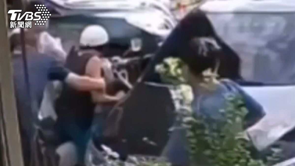 逃命撞警車！雲林販毒主嫌頭撞車倒地　海洛因K毒全查扣。(圖／警方提供) 