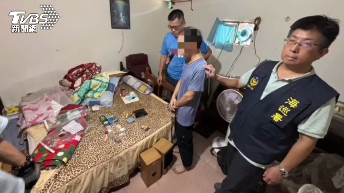搜索行動中，警方於該民宅內發現大量毒品證據。(圖／警方提供) 