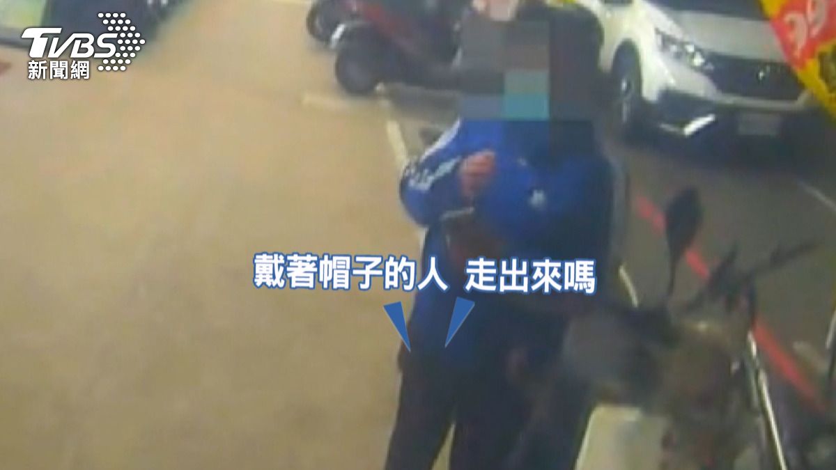 台中男躲車底逃警追？熱心民眾揪出藏身處。(圖／警方提供) 