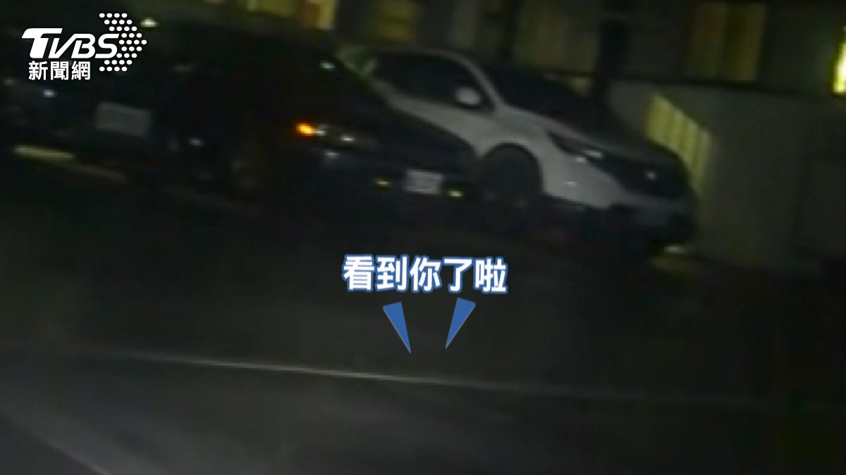 王男身穿黑色衣服、頭戴黑帽，從大馬路跑到小巷子。(圖／警方提供) 
