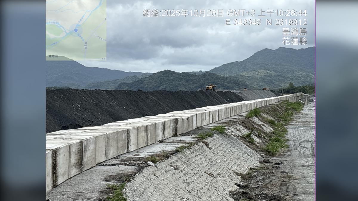 經濟部水利署第九河川分署全面盤點整備情形,正加高鼎塊。(圖/第九河川分署提供)