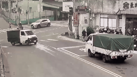 女騎士輾過掉在路面上的豆腐，當場慘摔在地。（圖／TVBS）
