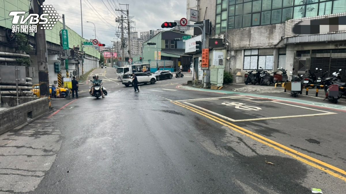 清潔隊緊急將路面清理乾淨。（圖／TVBS）