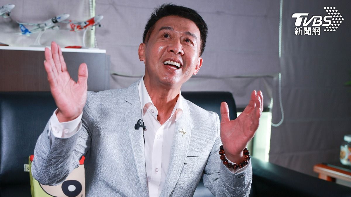 許智傑接受《TVBS新聞網》專訪時,現場唱起滅火器樂團的創作歌曲《高雄驛起飛》。(圖/華子琛攝)