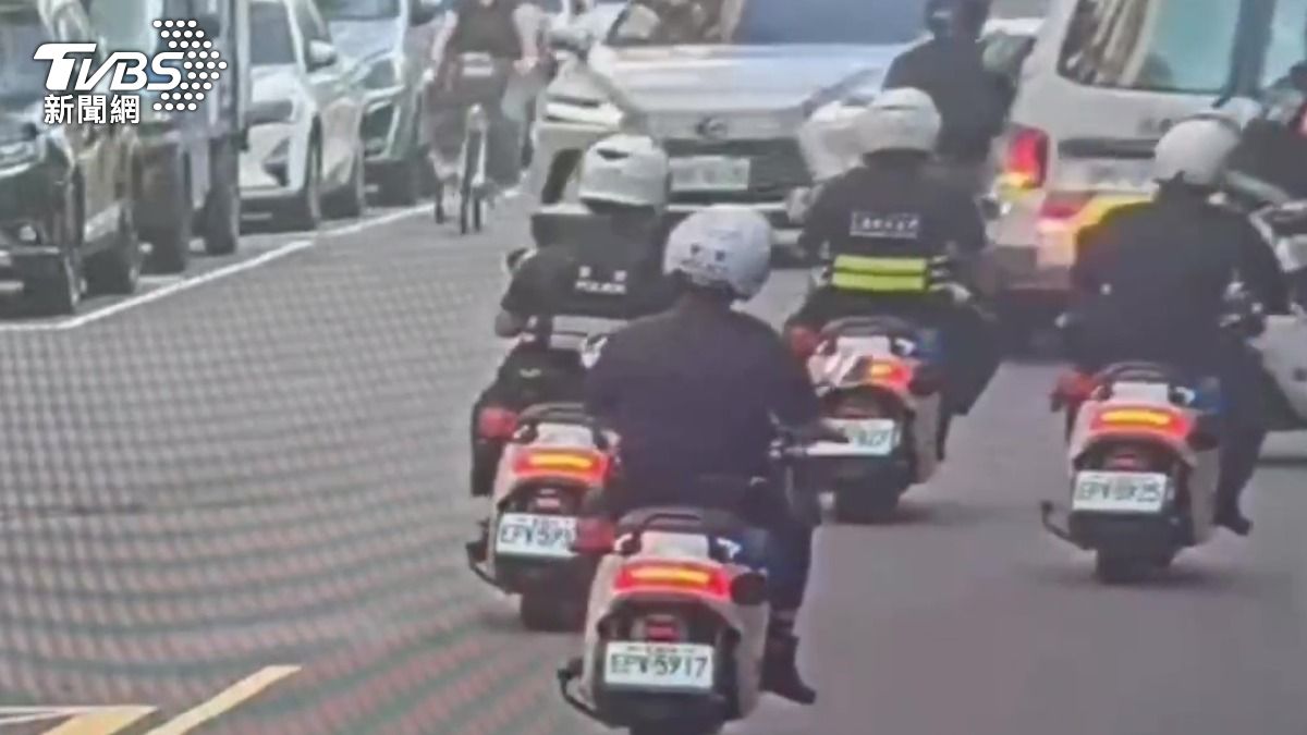 大批警力趕赴現場。（圖／TVBS）