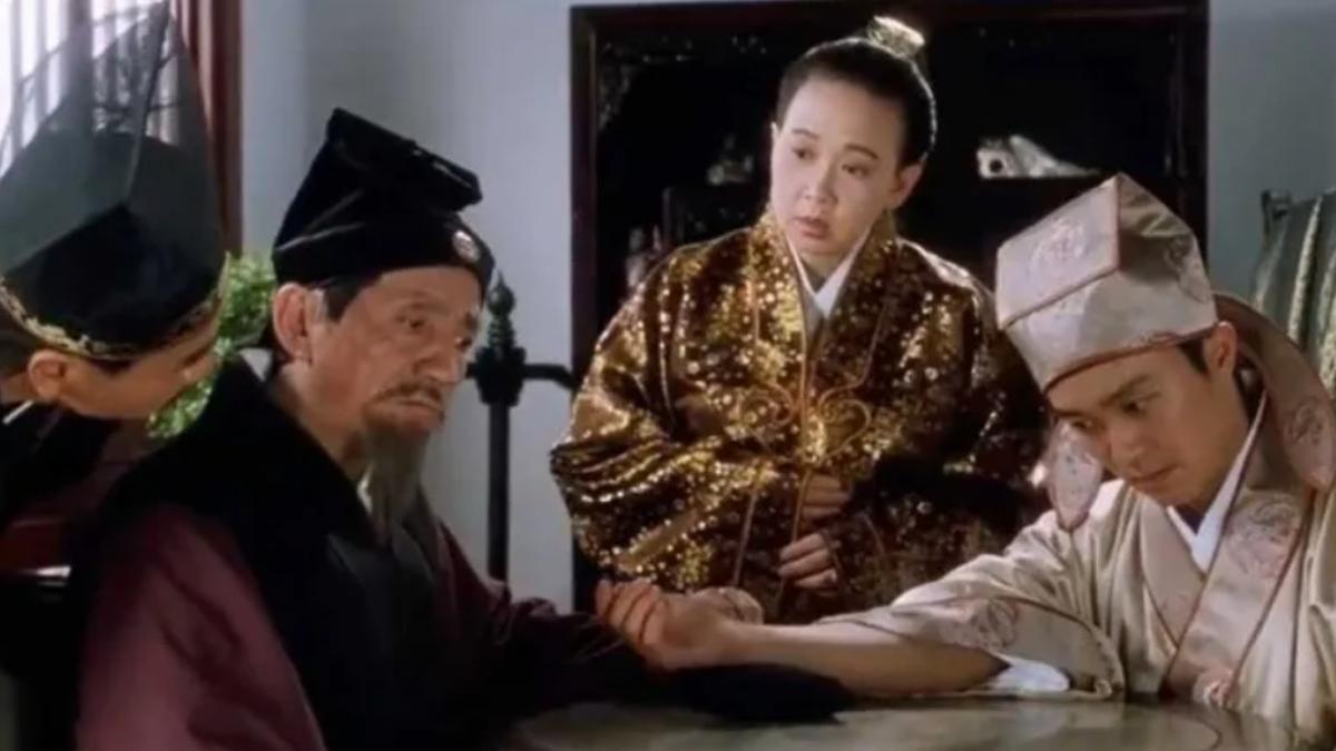 凌漢為周星馳把脈。(圖/翻攝自微博)
