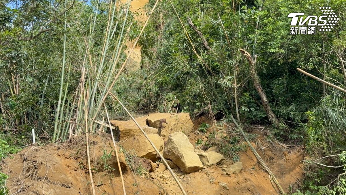 基隆山崩巨石卡半山腰,41戶停水。(圖/TVBS)