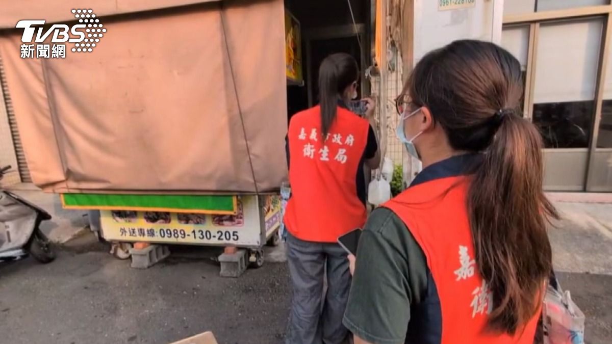 鹹酥雞攤現老鼠大逛街,衛生局稽查要求限期改善,業者緊急消毒承諾加裝防護。(圖/TVBS)