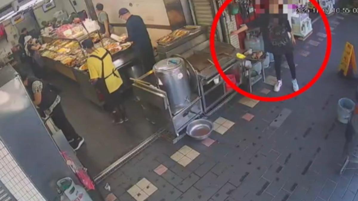 黑衣少年趁著店員不注意，為了好玩，把洗衣球丟在煎台上（圖／當事自助餐店家提供）