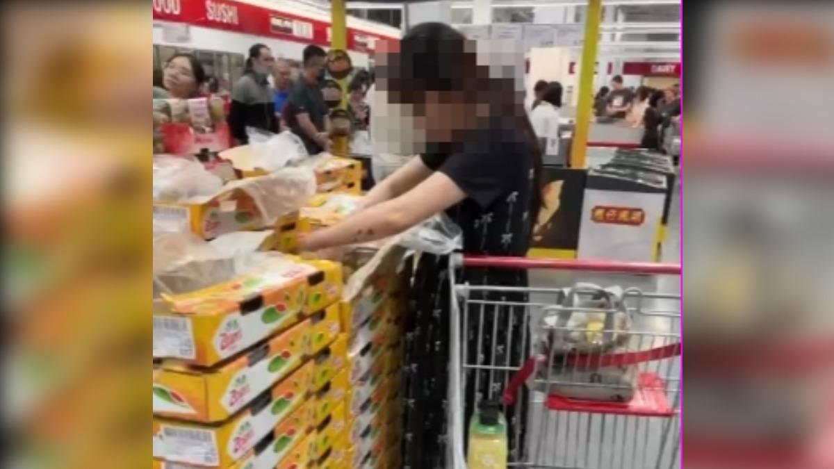 美式賣場有女子狂捏奇異果。(圖/翻攝爆料公社)