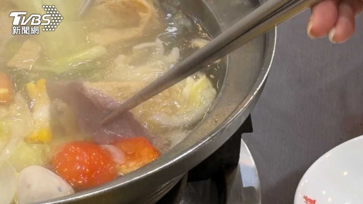 黃仁勳吃過的劉家莊牛肉爐,隔天爆紅上熱搜,店內湧入朝聖潮,粉絲:「想吃出他的成功味道」。(圖/TVBS)