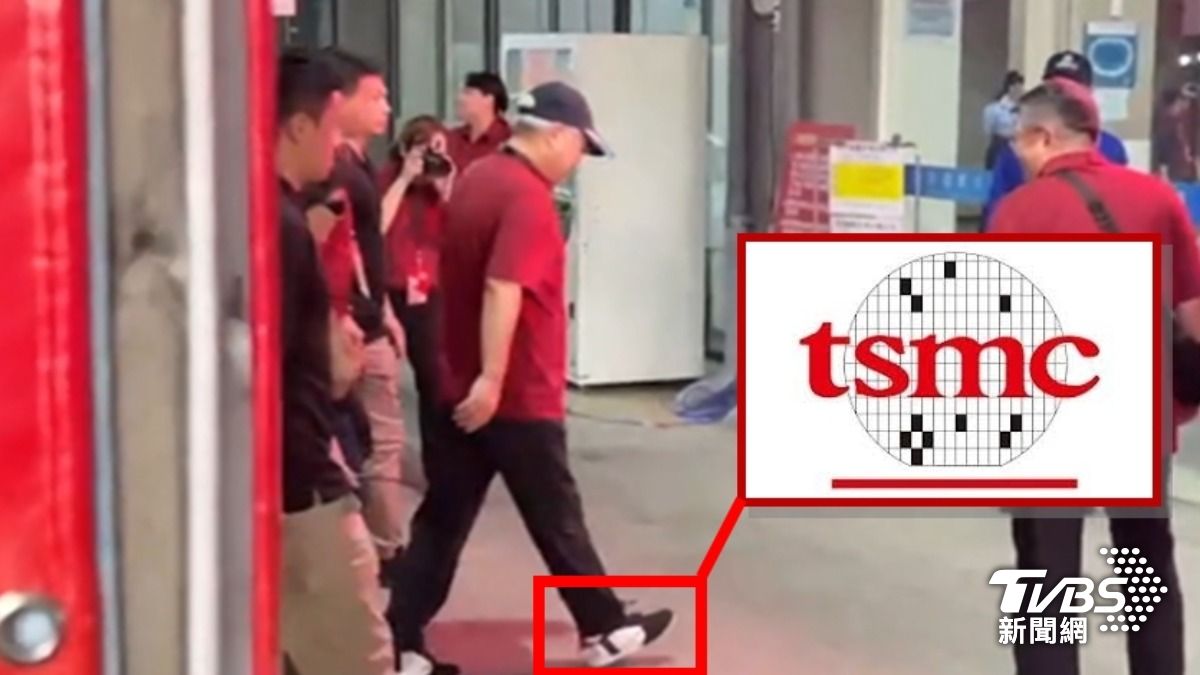 台積電董事長魏哲家腳上穿的鞋子,上面印有台積電英文縮寫tsmc字樣。(圖/TVBS)