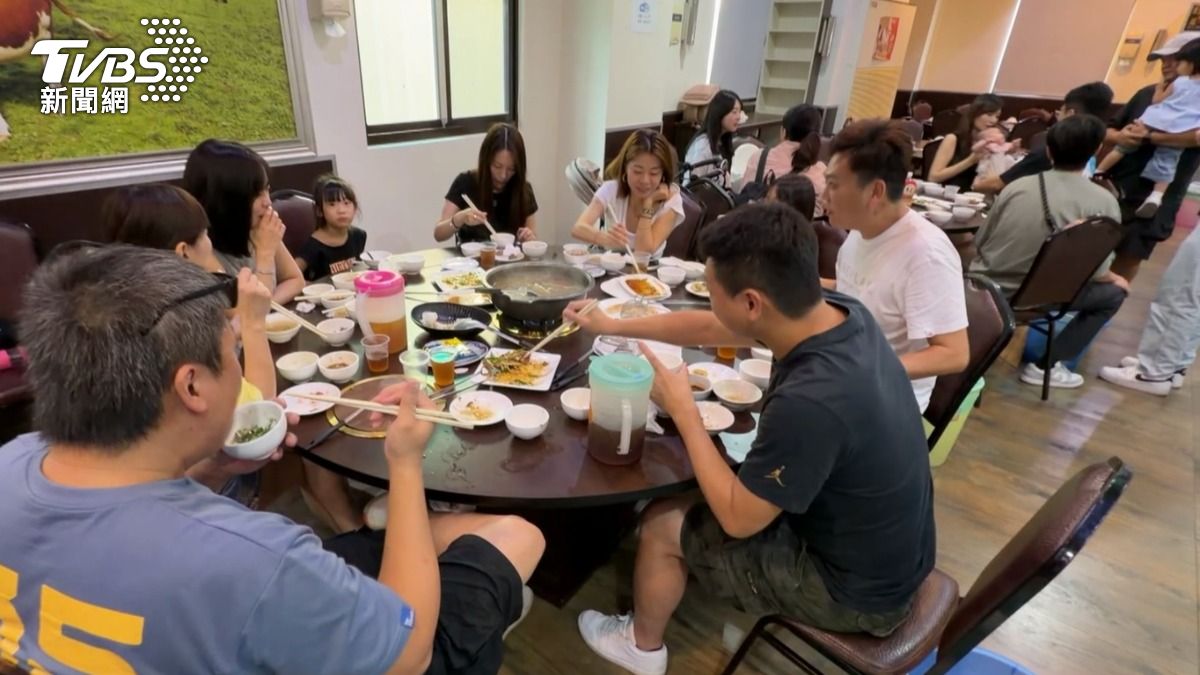 黃仁勳造訪台南永康區知名牛肉爐餐廳後,許多民眾特地前來朝聖,即使在非用餐時段,店內仍湧入不少顧客.(圖/TVBS)