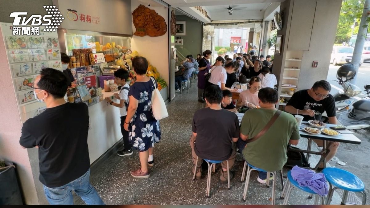 黃仁勳造訪莉莉水果店,當時老闆要靠近合照,還要用英文喊BOSS「通關密語」才能進自己的店。(圖/TVBS)