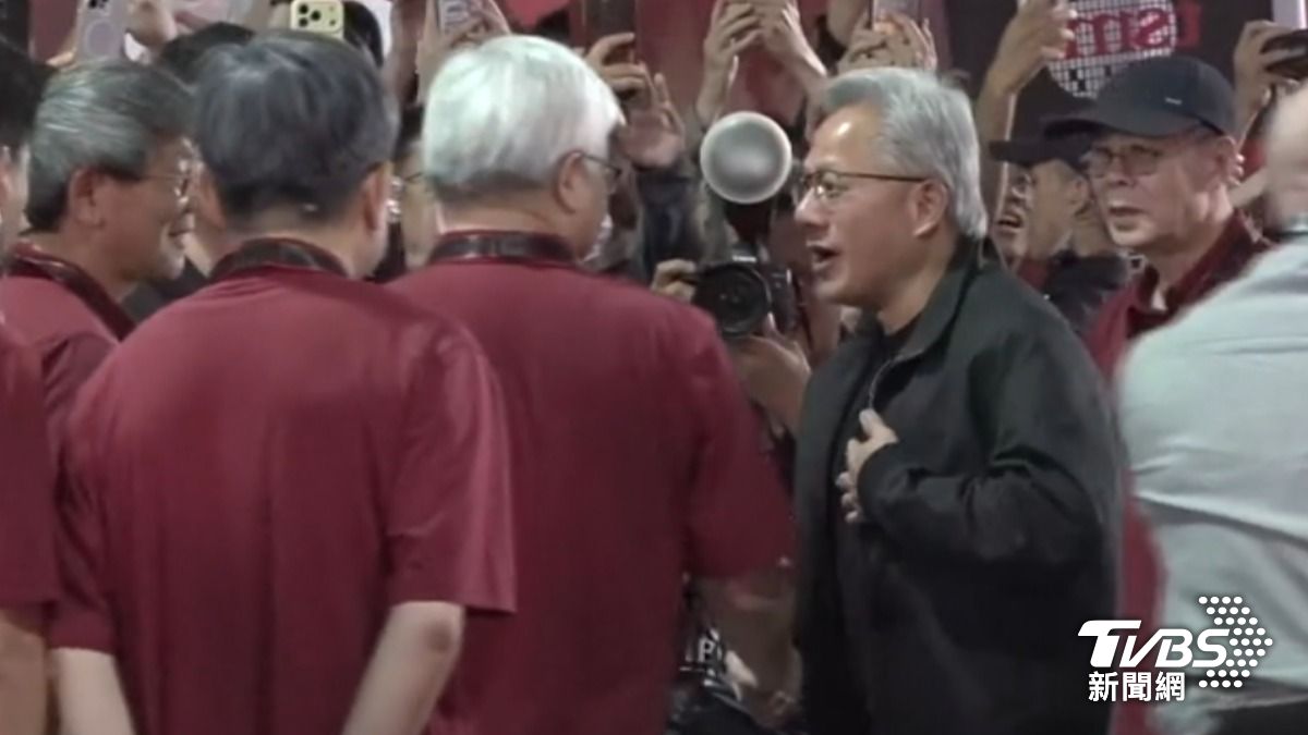 台積電董事長魏哲家親迎輝達執行長黃仁勳來到台積電運動會,黃仁勳所到之處被粉絲團團包圍。(圖/TVBS)