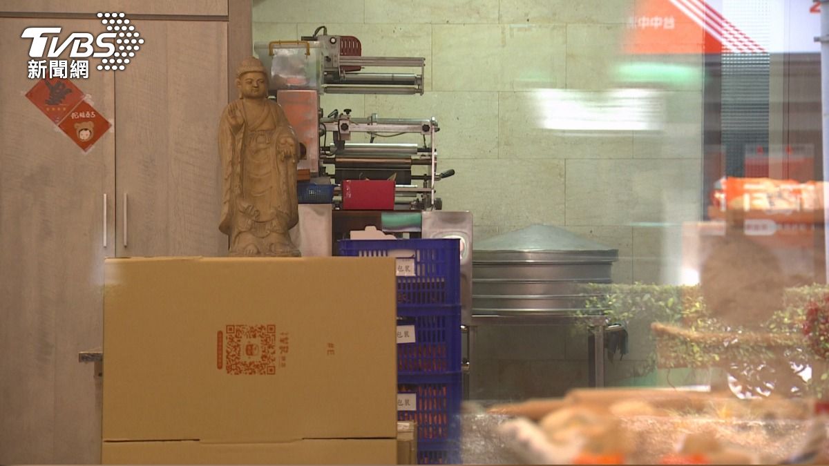 台中知名餅店驚傳意外　女員工手指被捲入攪拌機。(圖／TVBS)