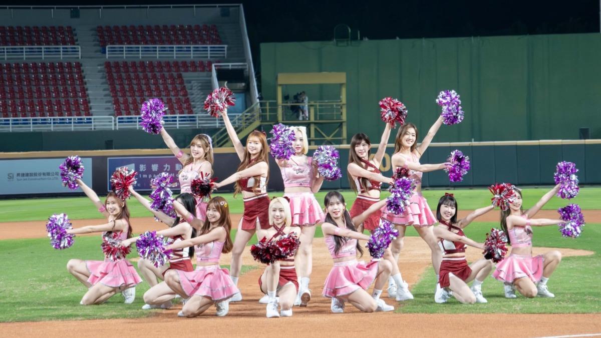 17LIVE桃氣女孩首度跨界與樂天女孩合作演出。(圖/影響力動能提供)