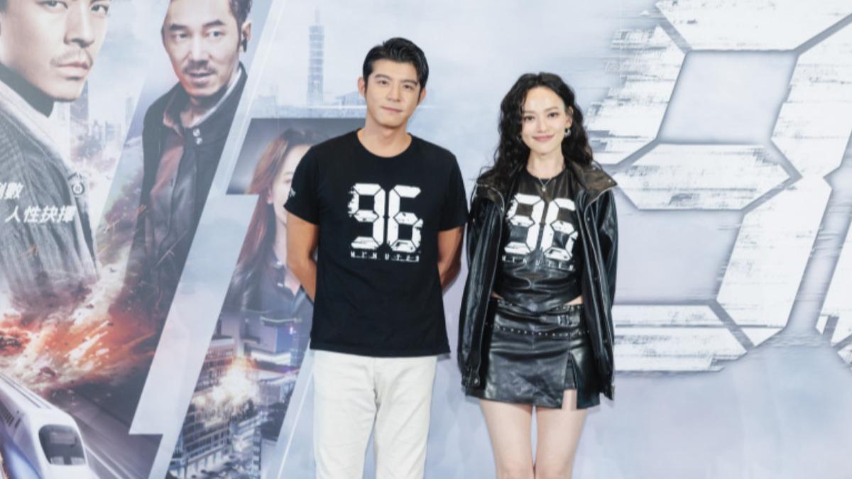 王柏傑(左)、姚以緹在《96分鐘》飾演夫妻首度合體出席記者會。(圖/華影國際提供)