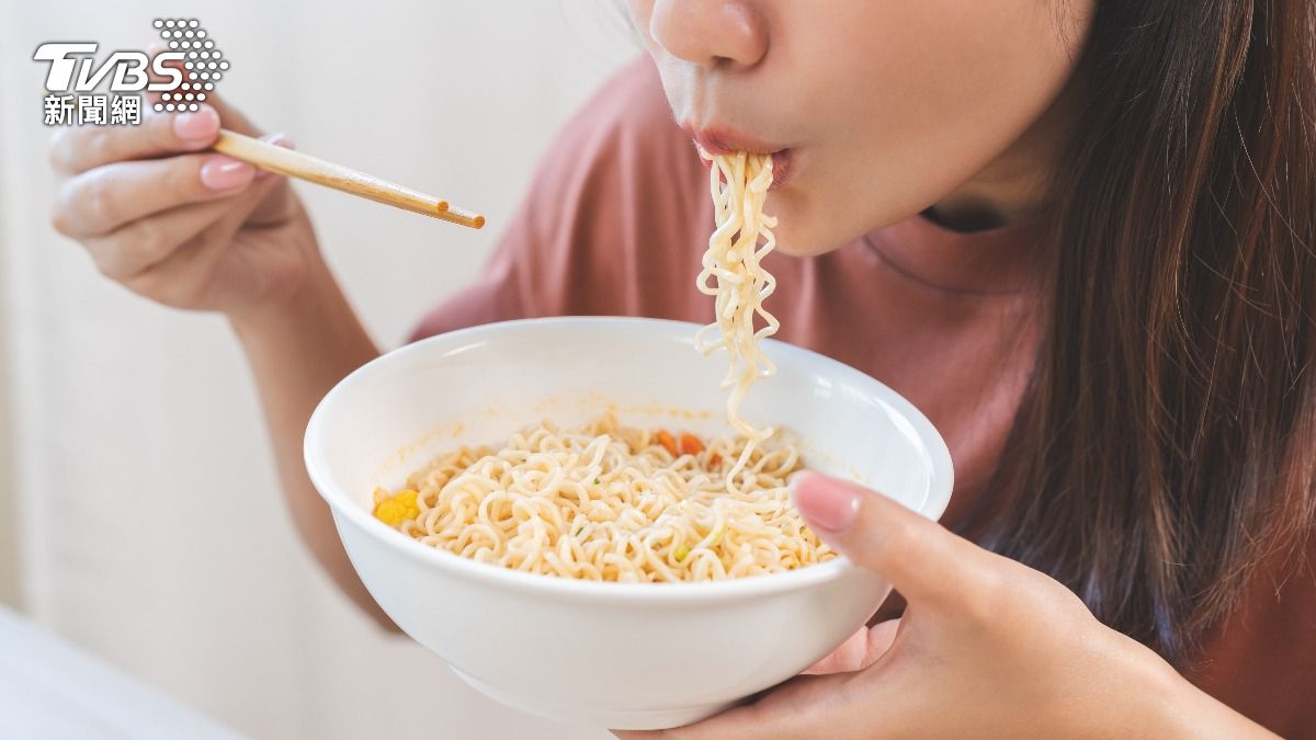 廚餘、泡麵湯都不能倒馬桶!達人曝「嚴重後果」:不只水管堵塞