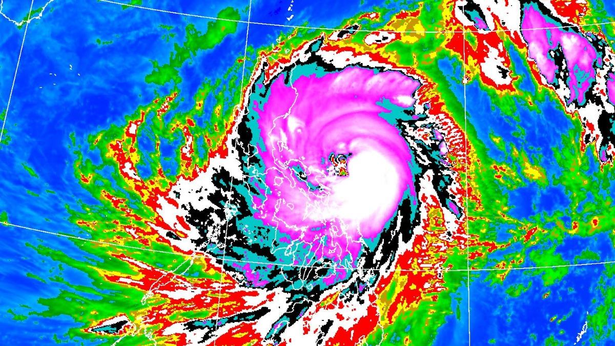 天氣/鳳凰颱風恐「攔腰斷頭」橫掃台灣! 共伴效應2區防致災雨