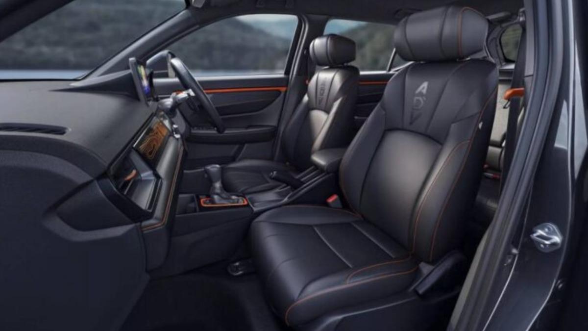 車艙設計延續外觀主題，採黑色頂篷與皮質包覆座椅，搭配「Active Orange」對比色縫線。（圖／Honda）