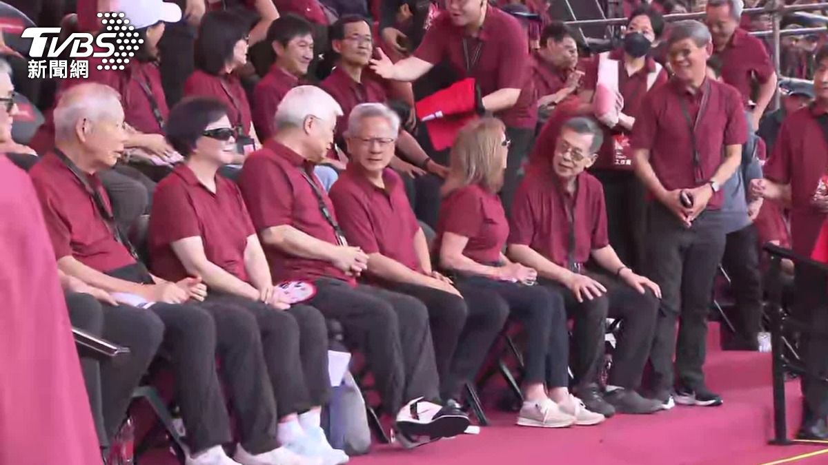 台積電董事長魏哲家穿了一雙全台獨一無二的tsmc特製鞋款。（圖／TVBS）