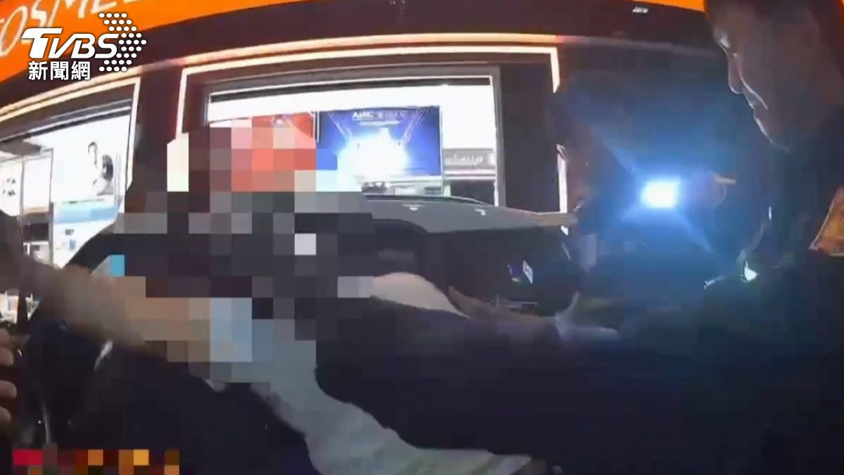 警方破窗後將吳男從車內拖出。（圖／TVBS）