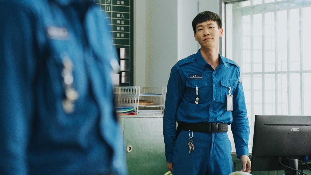李國強在影集《監所男子囚生記》中化身懶散卻可愛的獄警。(圖／愛奇藝國際版、壹壹影業提供)