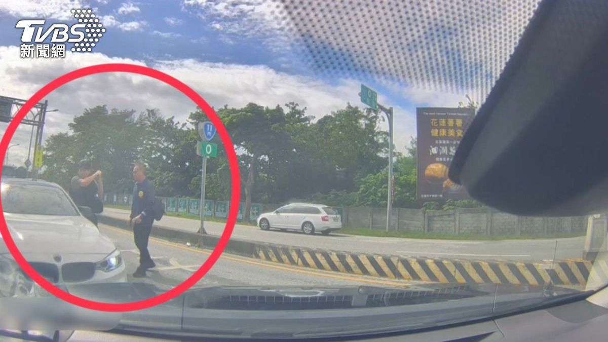 警方追捕涉案車輛，隨即上前圍捕。（圖／TVBS）