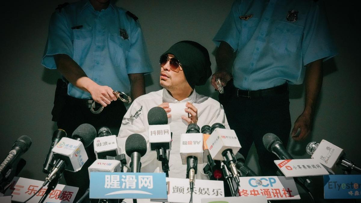 黃明志曾上演被警察抓劇情。（圖／翻攝自黃明志臉書）