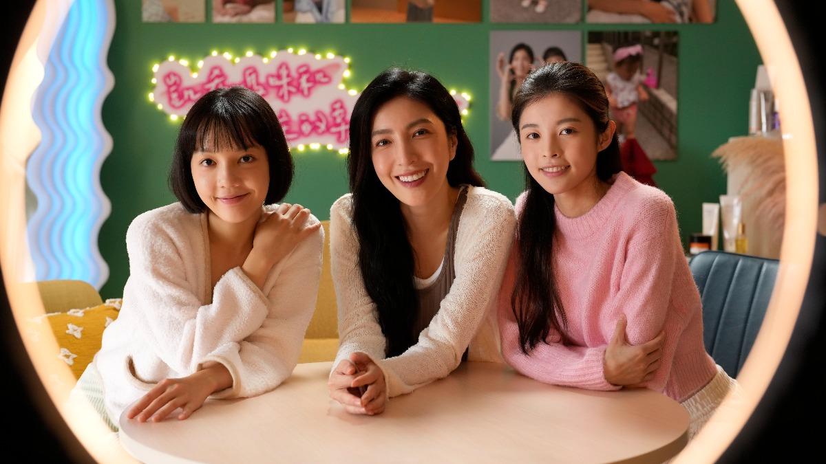 詹子萱(右起)和楊謹華、林思廷飾演一家人。(圖/Hami Video提供)