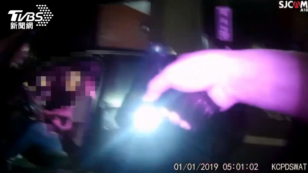 警方在執行勤務時發現一輛違停車輛,員警上前盤查駕駛拒絕配合並衝撞警車,員警開槍制止。(圖/TVBS)