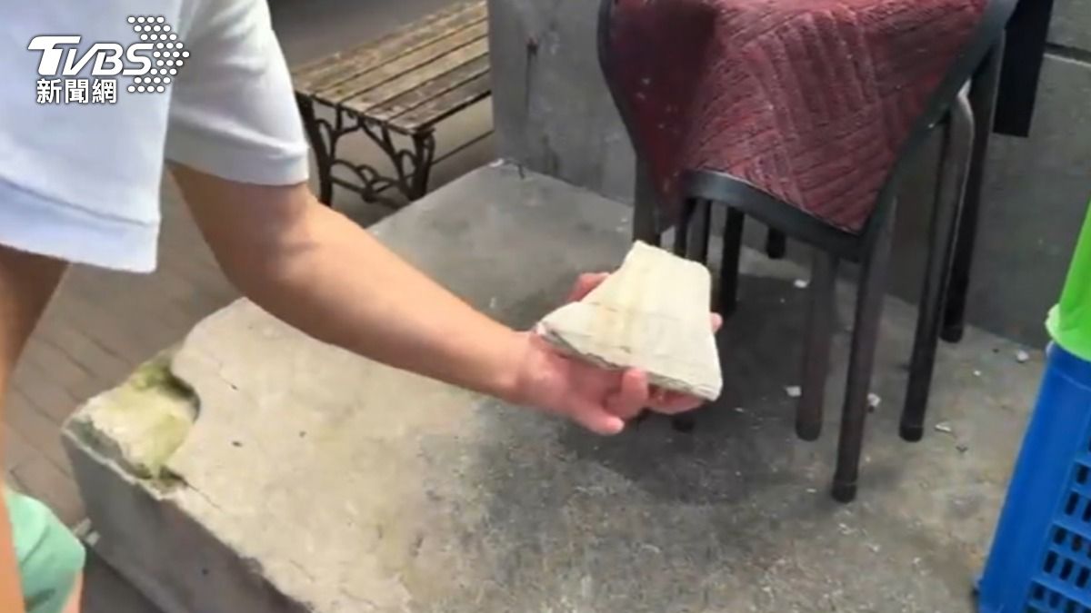 大樓外牆磁磚掉落，險砸路人、外帶客。（圖／TVBS）