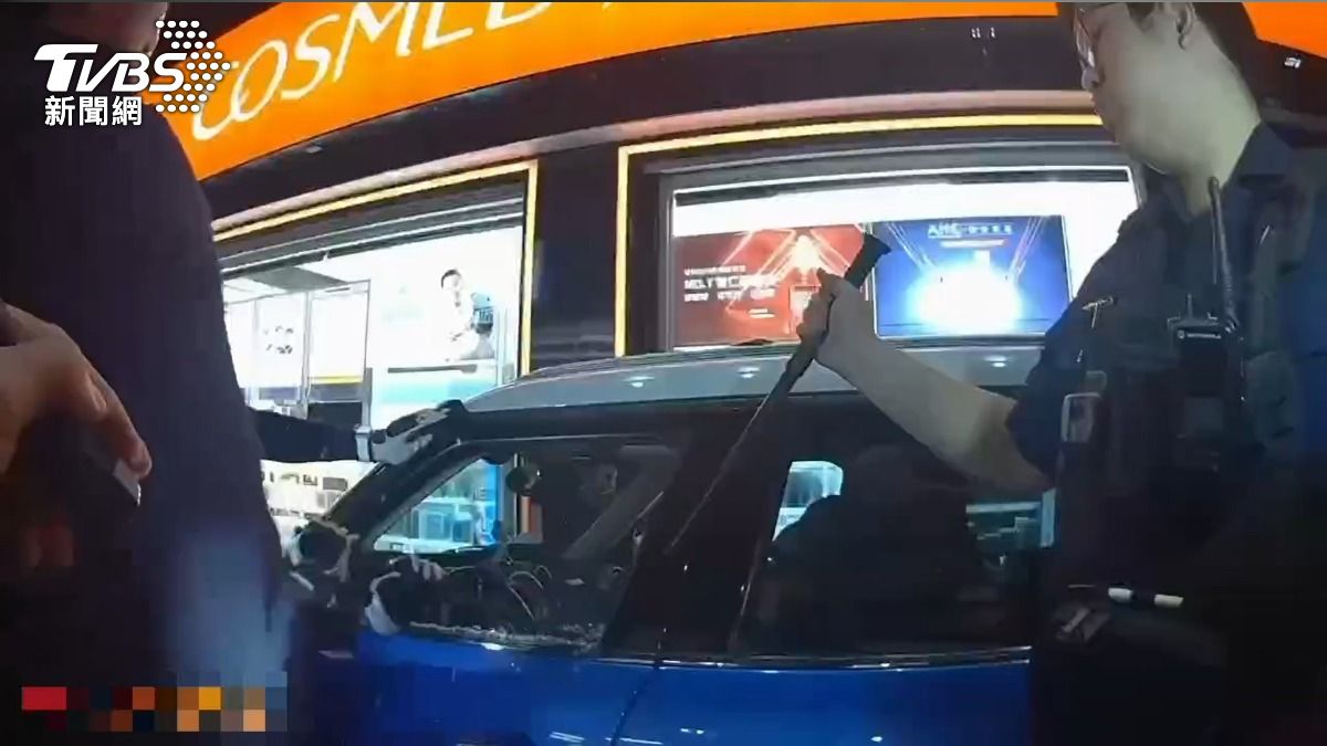 員警呼叫支援警力破窗逮人。(圖/TVBS)