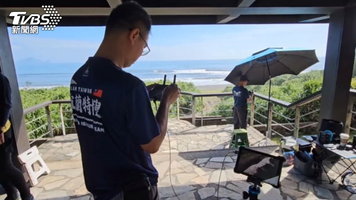 海巡人員積極搜救落海男子。(圖/TVBS)