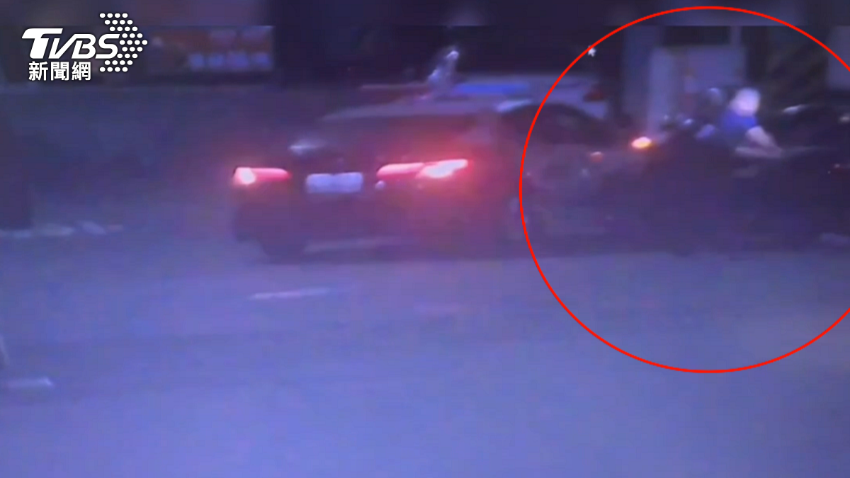 嫌犯企圖衝撞站在車頭的警察。警方一邊開槍一邊閃躲。（圖／TVBS）
